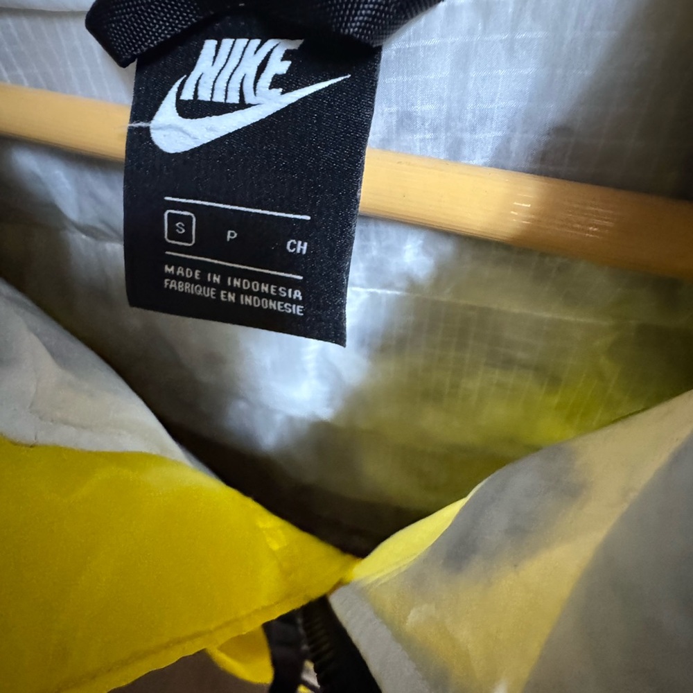 Nike Yellow Puffer Jacket - Picture 2 of 8